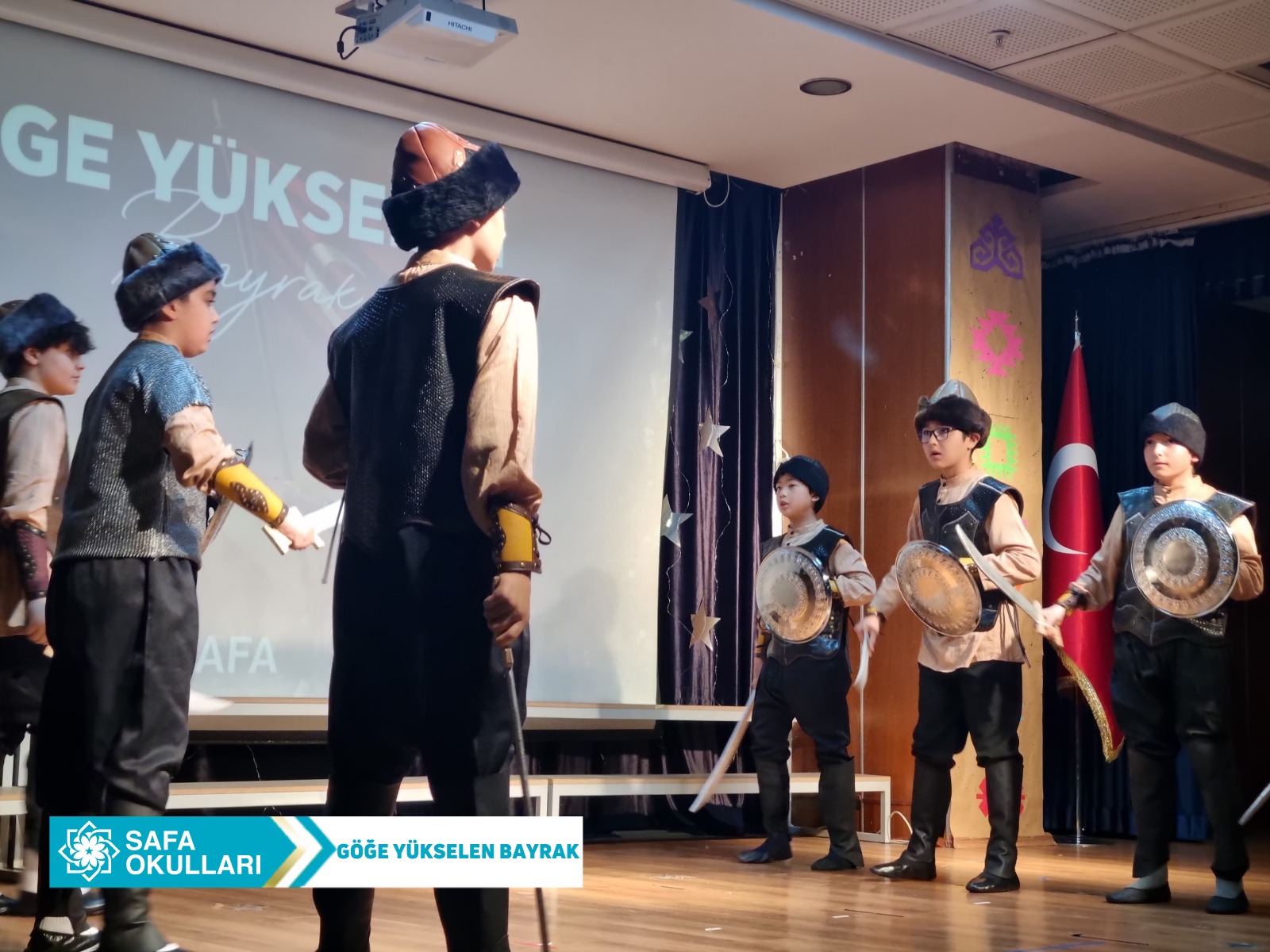 GÖĞE YÜKSELEN BAYRAK