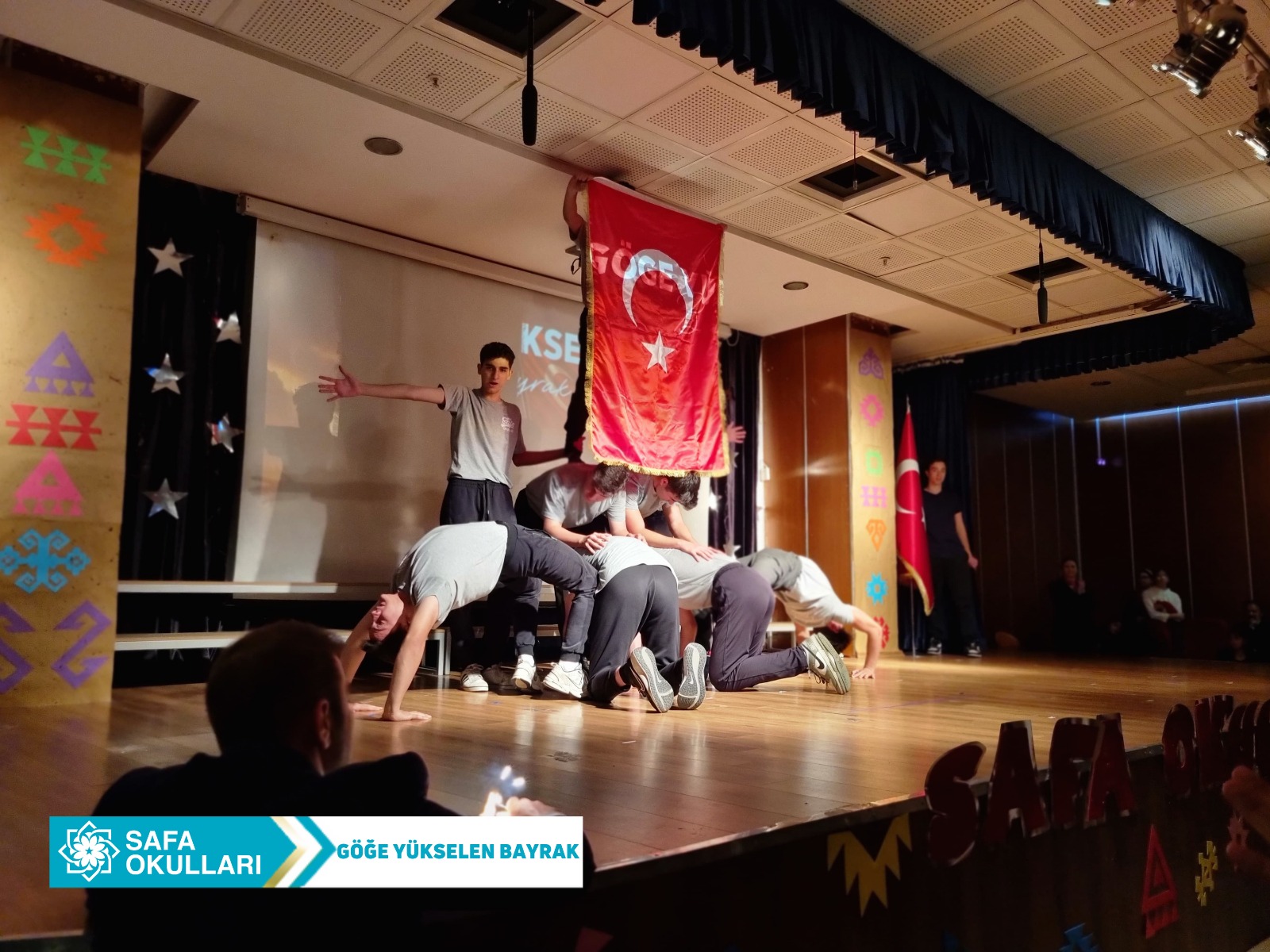 GÖĞE YÜKSELEN BAYRAK