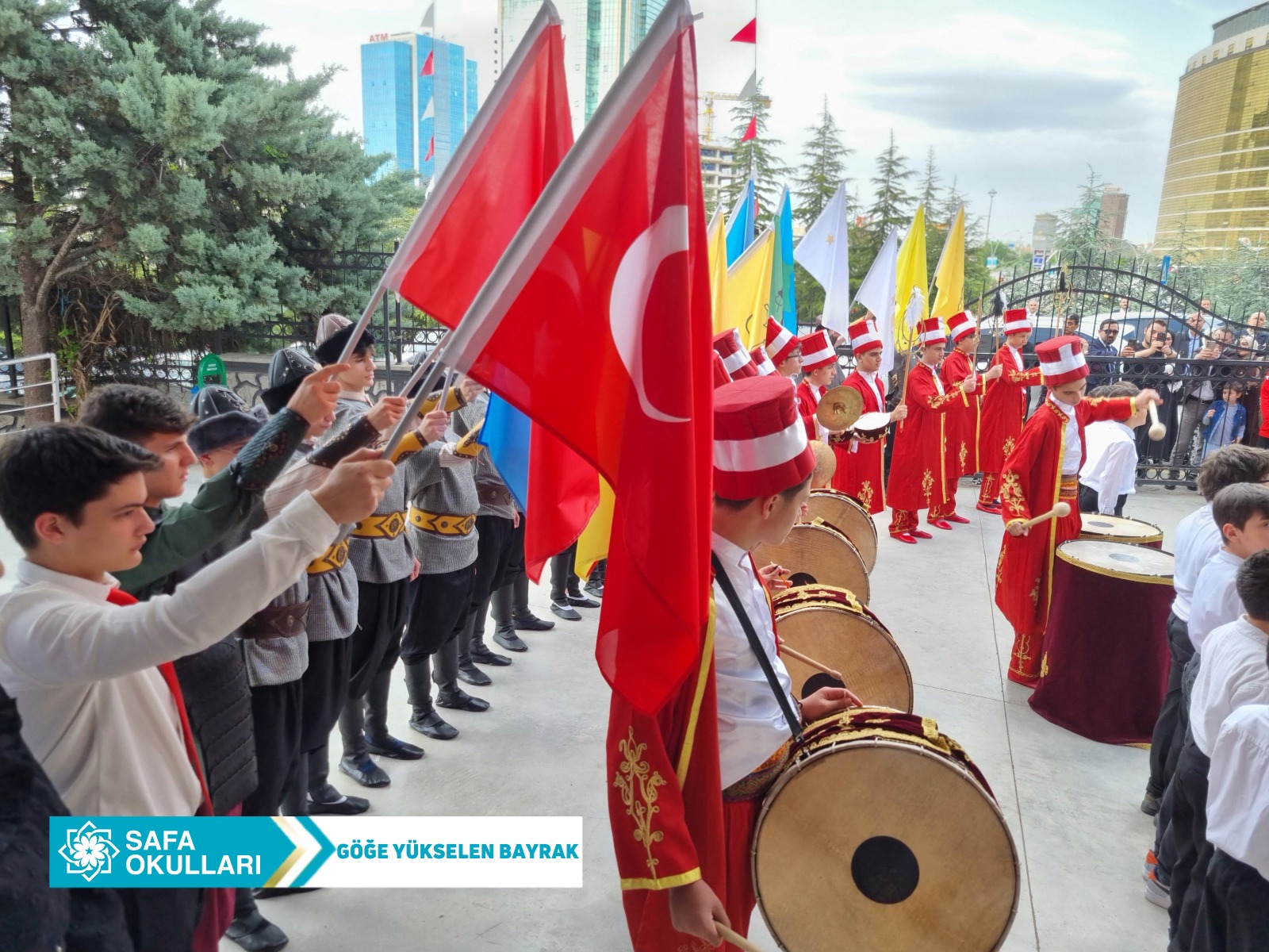 GÖĞE YÜKSELEN BAYRAK