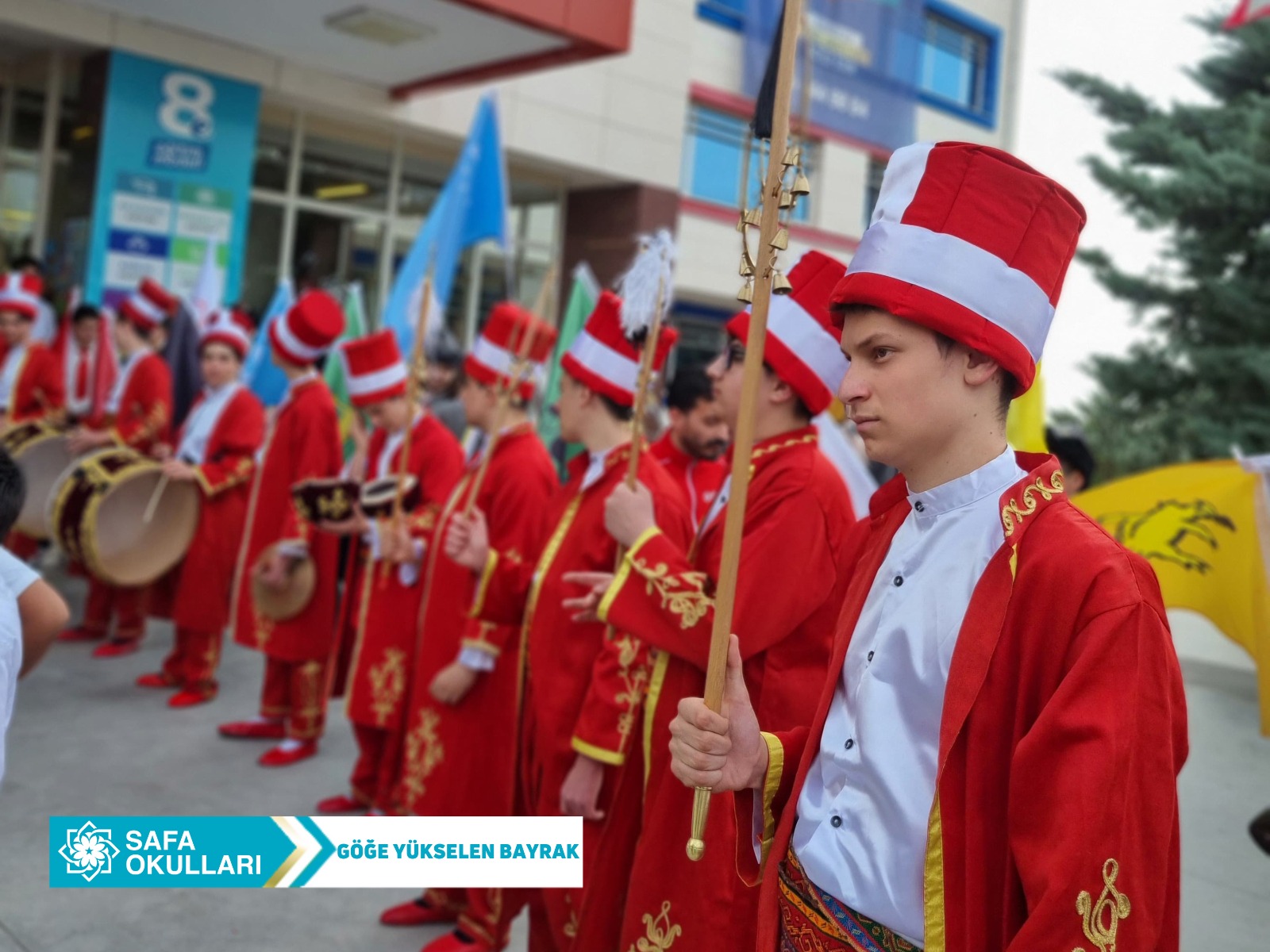 GÖĞE YÜKSELEN BAYRAK