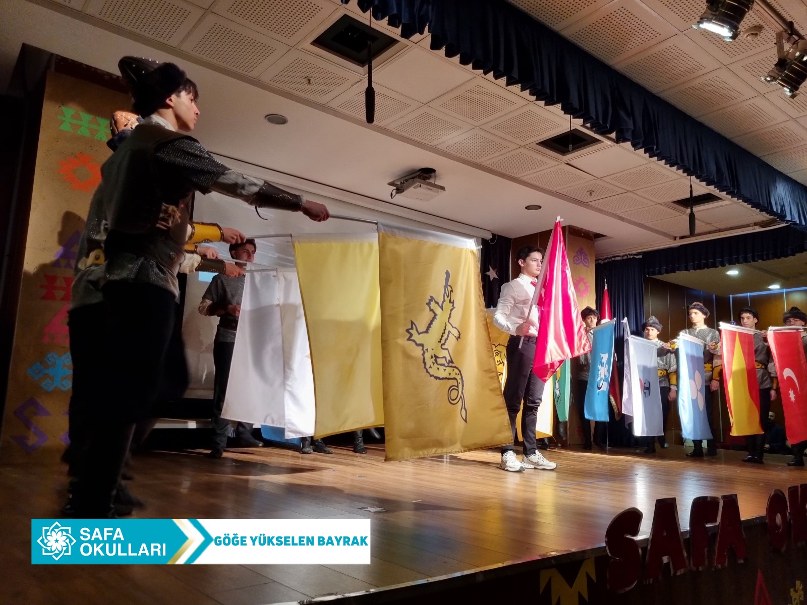 GÖĞE YÜKSELEN BAYRAK