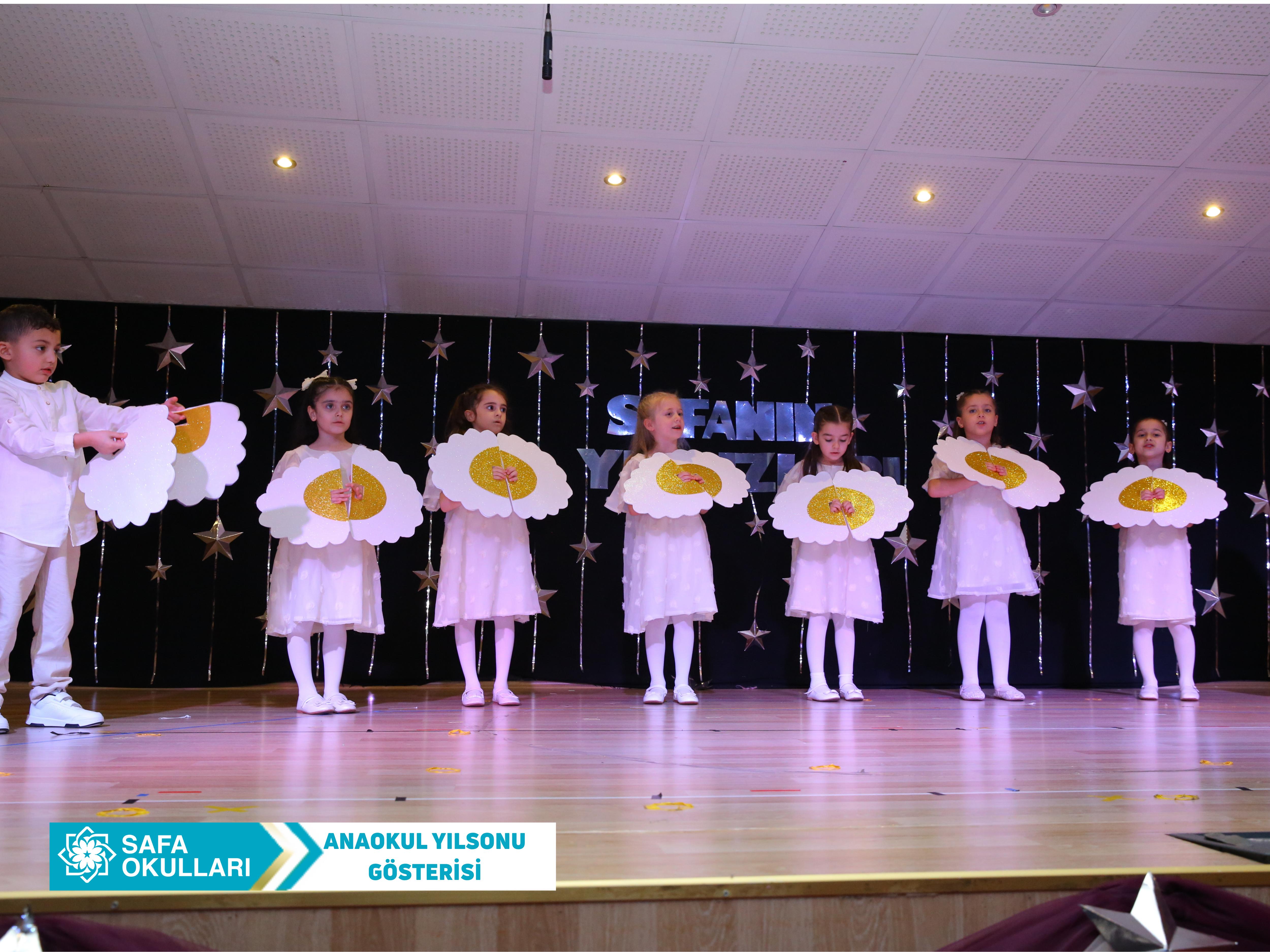 MİNİK KALPLERDEN BÜYÜK GÖSTERİ