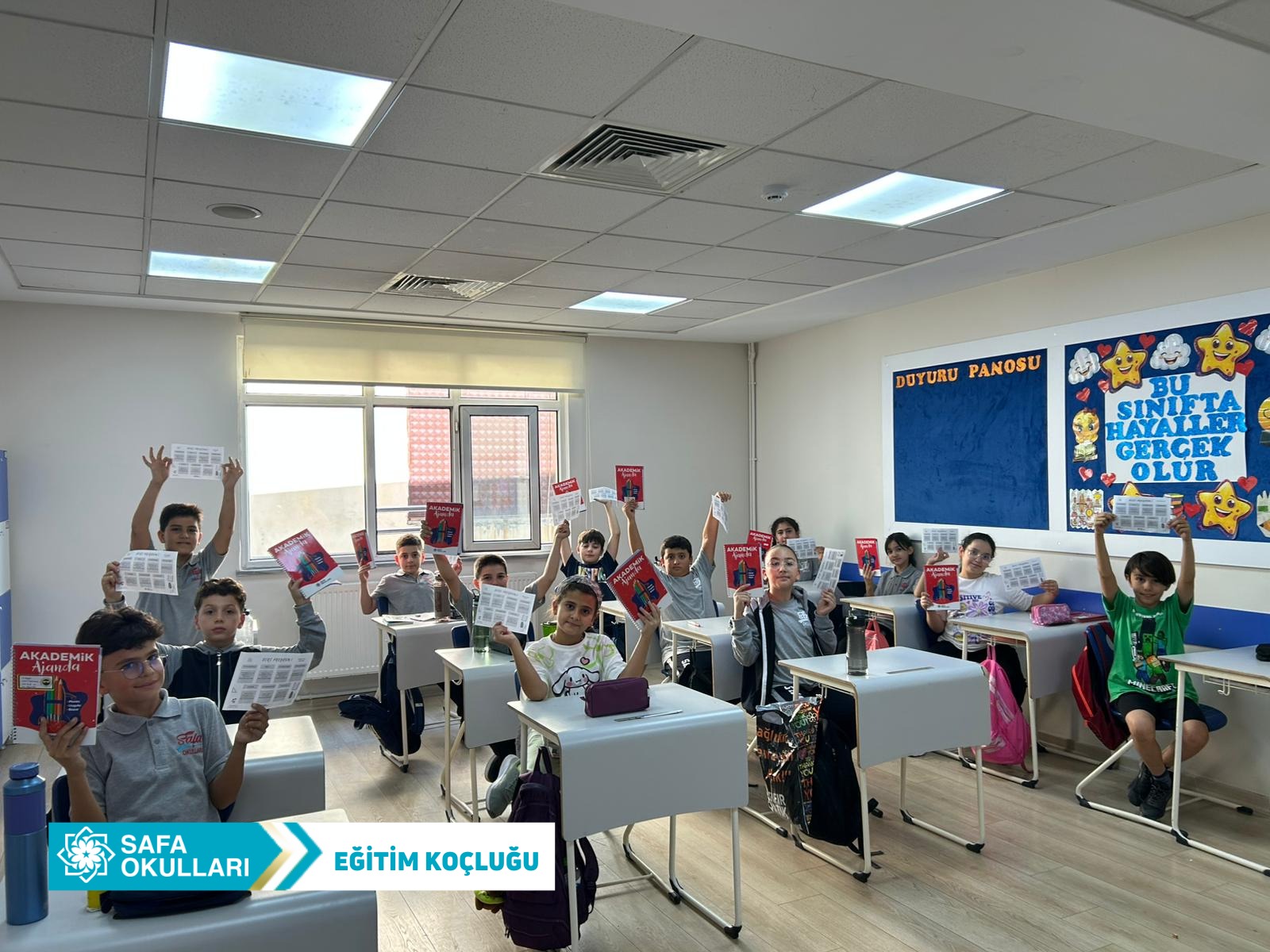 AKADEMİK AJANDALARI ÖĞRENCİLERİMİZE DAĞITTIK