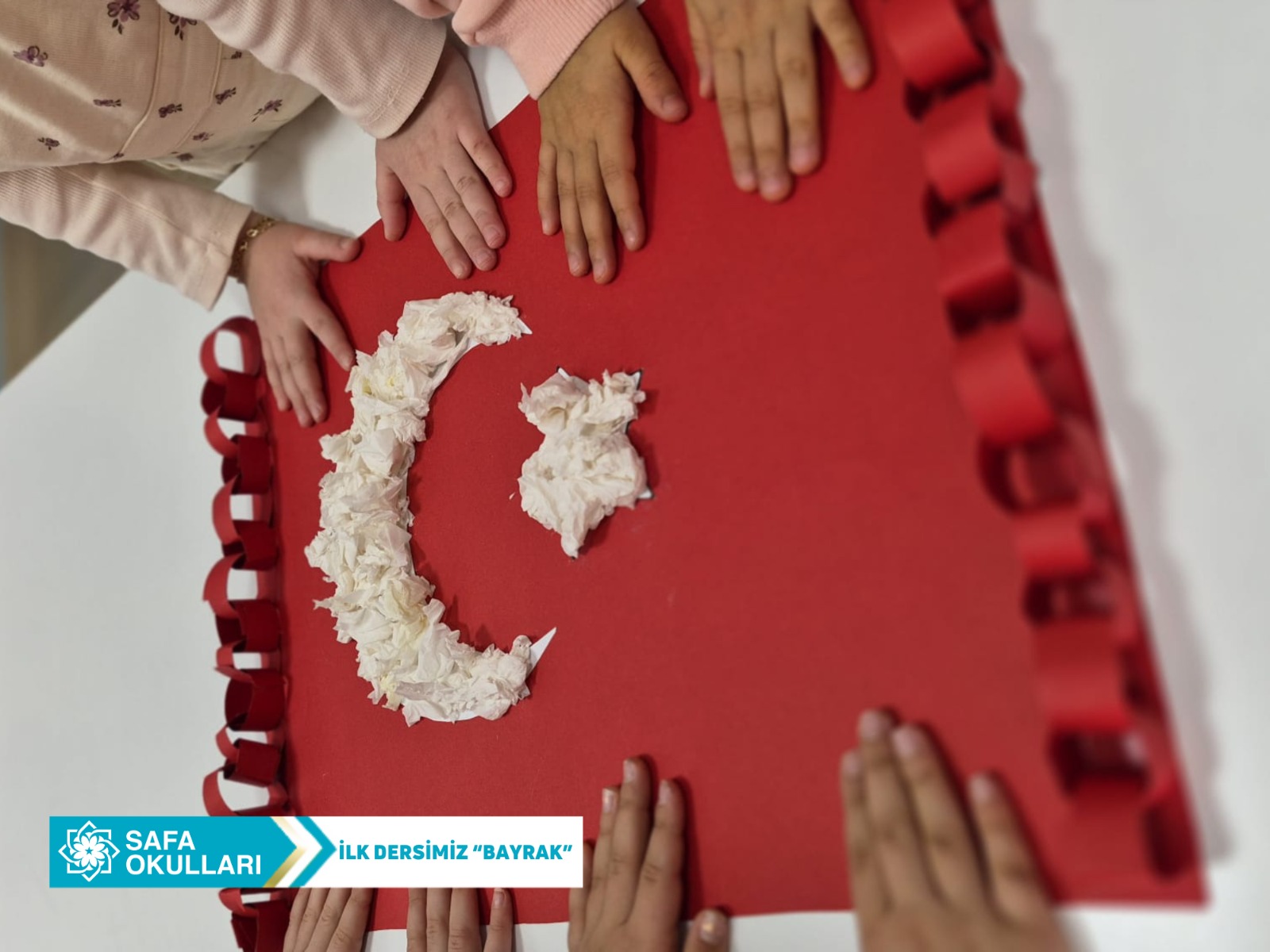 Bayrak Sevgisiyle Kırmızıya Boyanan Yürekler