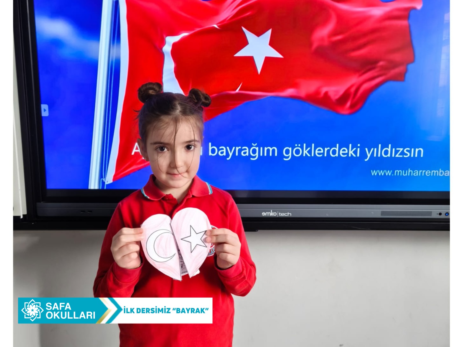 Bayrak Sevgisiyle Kırmızıya Boyanan Yürekler