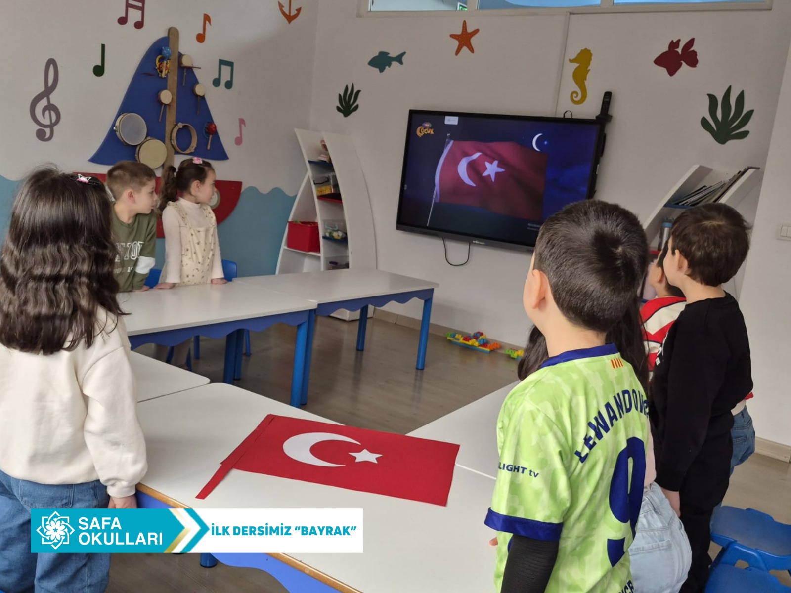 Bayrak Sevgisiyle Kırmızıya Boyanan Yürekler