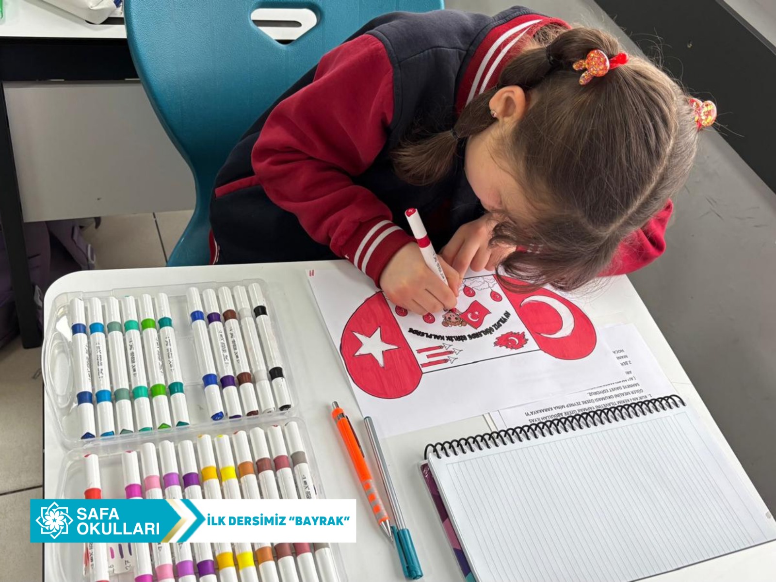 Bayrak Sevgisiyle Kırmızıya Boyanan Yürekler