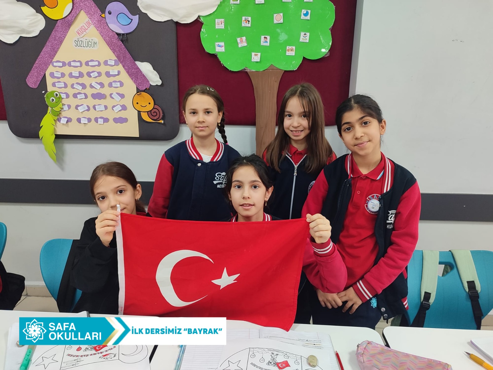 Bayrak Sevgisiyle Kırmızıya Boyanan Yürekler