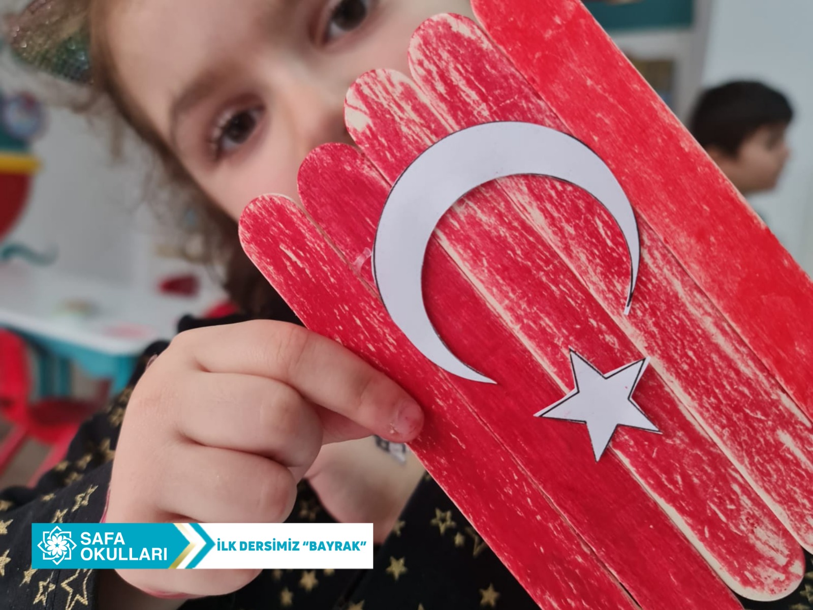 Bayrak Sevgisiyle Kırmızıya Boyanan Yürekler