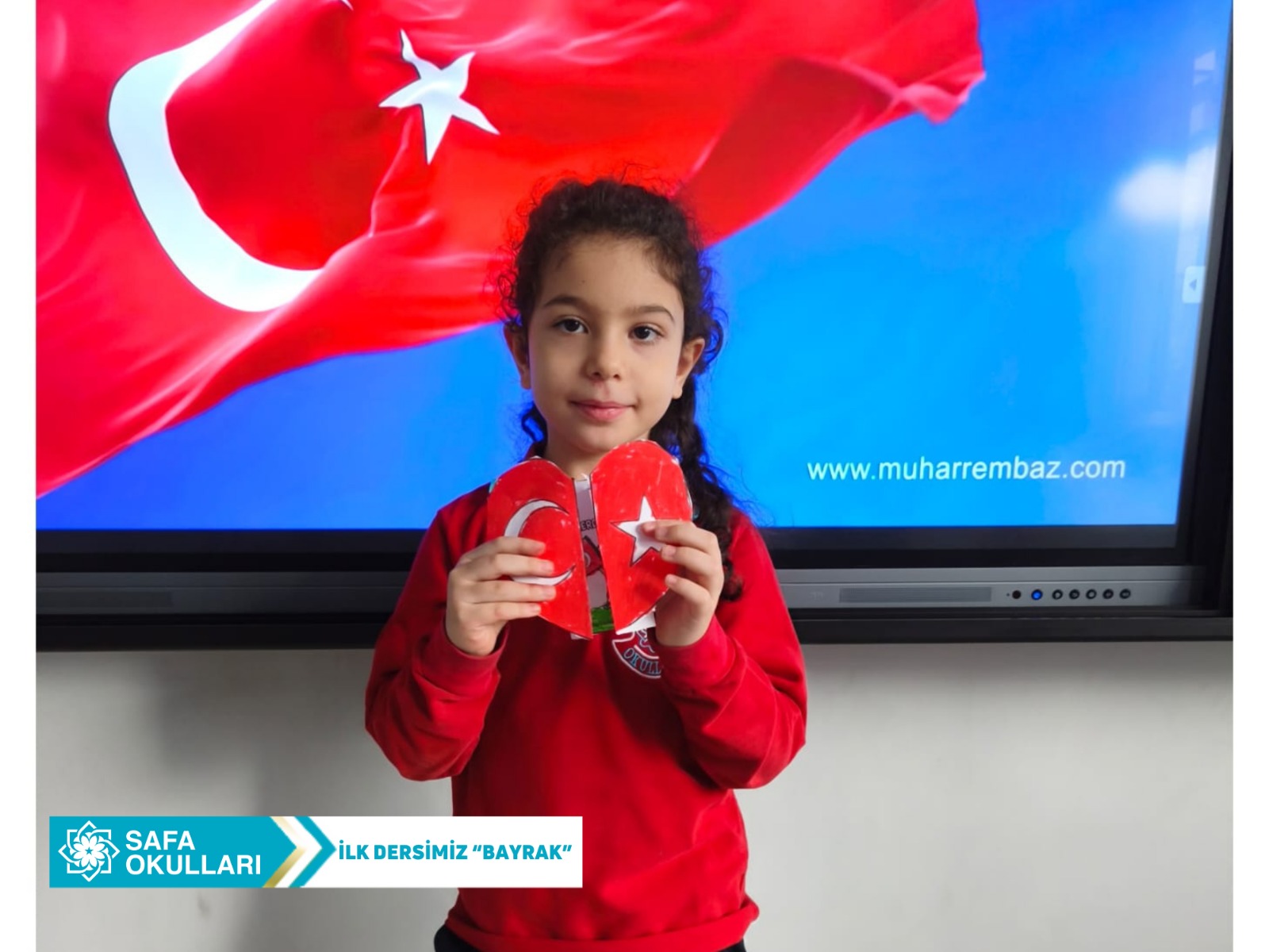 Bayrak Sevgisiyle Kırmızıya Boyanan Yürekler