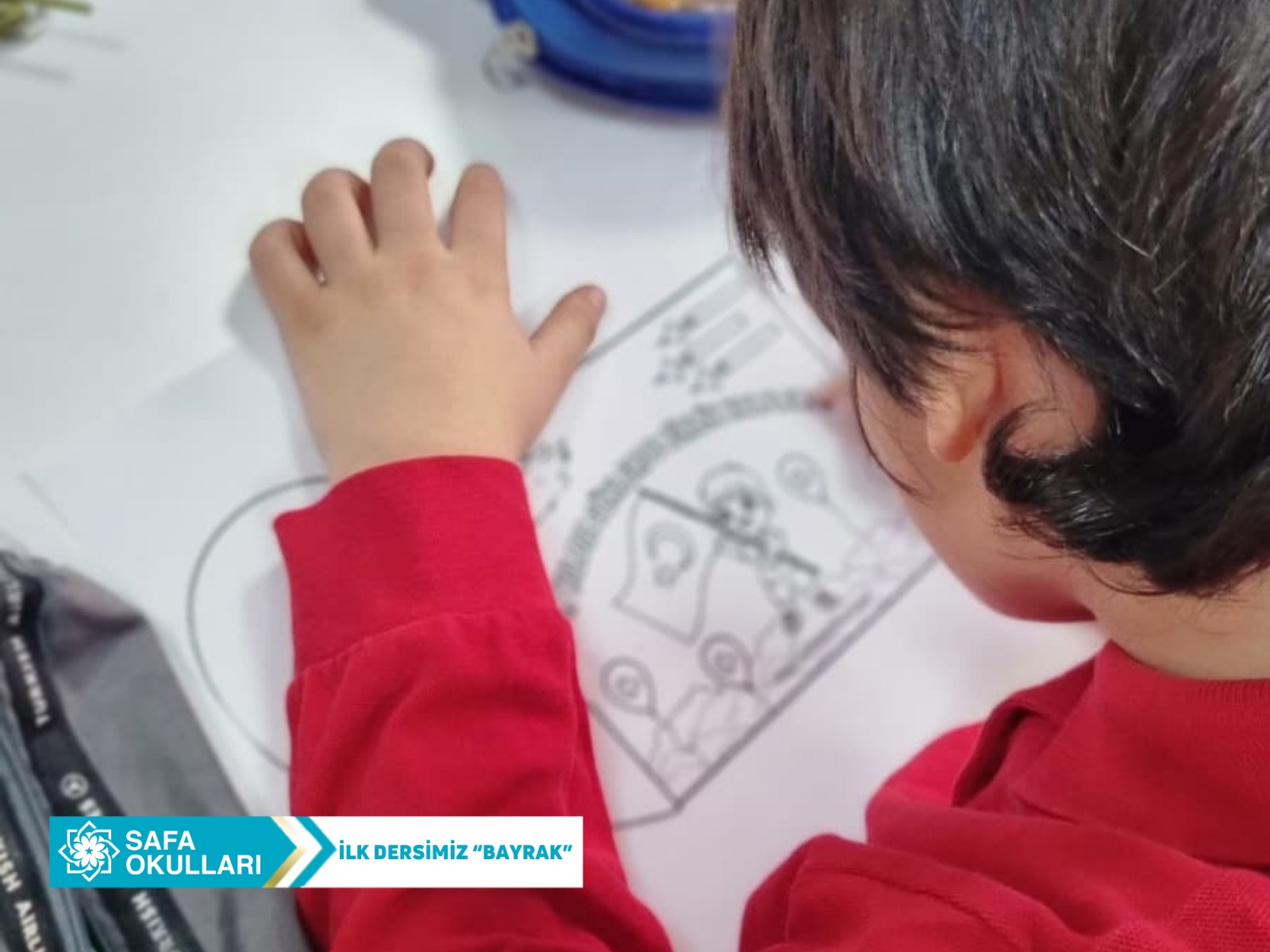 Bayrak Sevgisiyle Kırmızıya Boyanan Yürekler