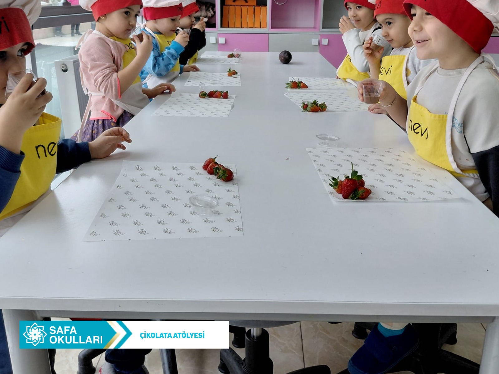 ÖĞRENCİLERİMİZ KENDİ ÇİKOLATALARINI YAPTILAR 