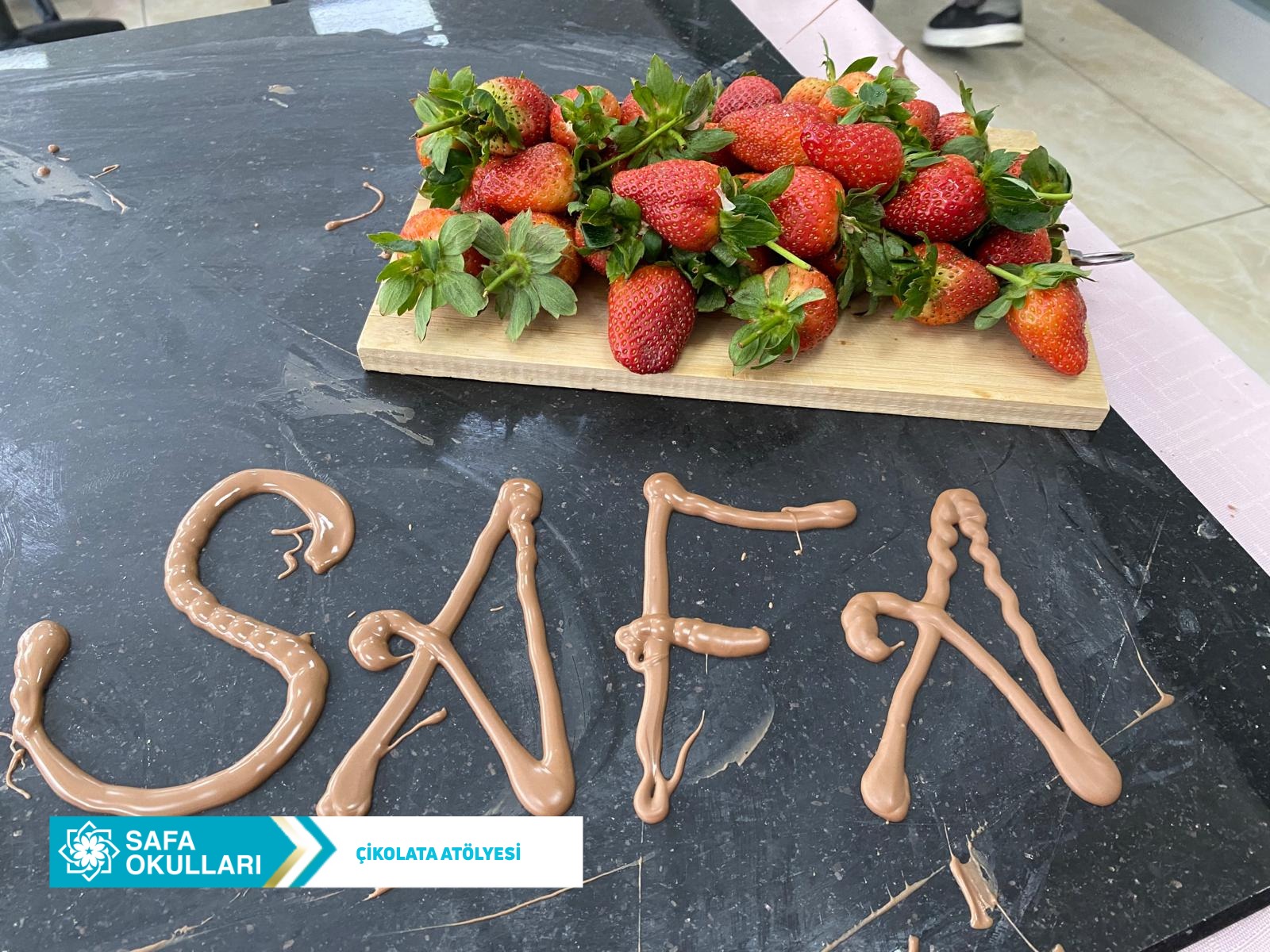 ÖĞRENCİLERİMİZ KENDİ ÇİKOLATALARINI YAPTILAR 