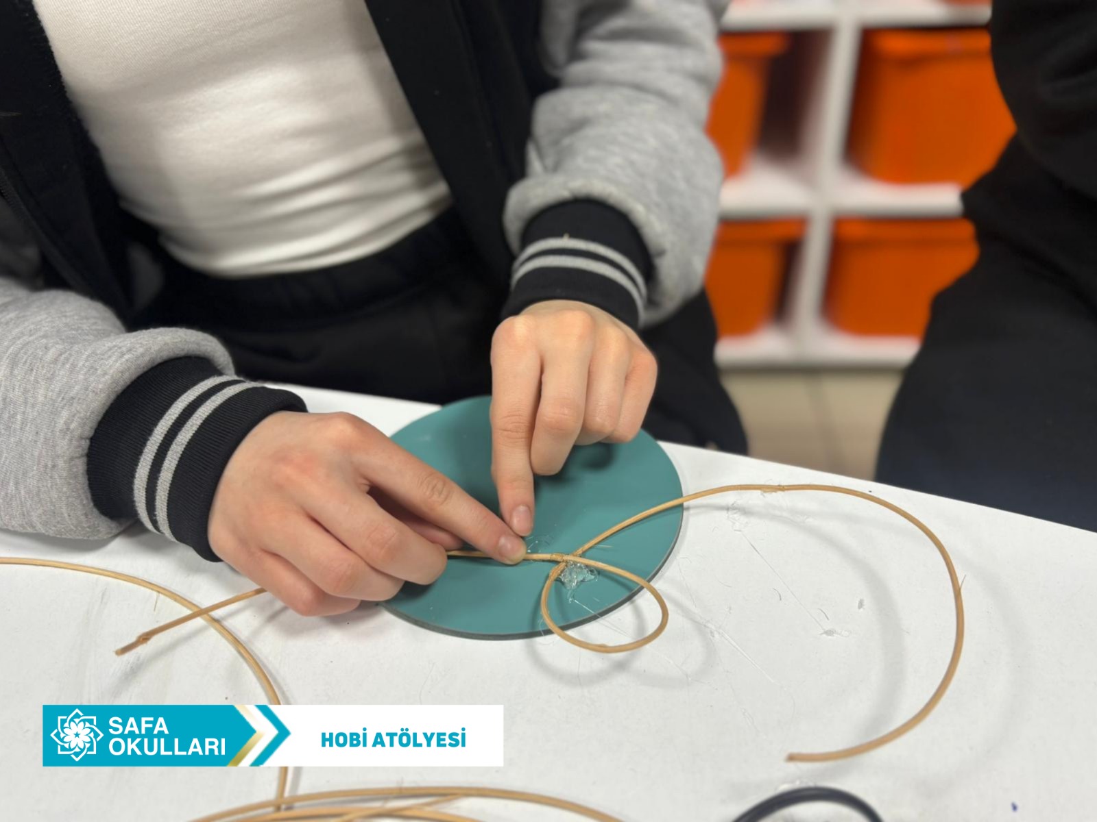 HOBİ ATÖLYESİNDE ÜRETMENİN KEYFİ