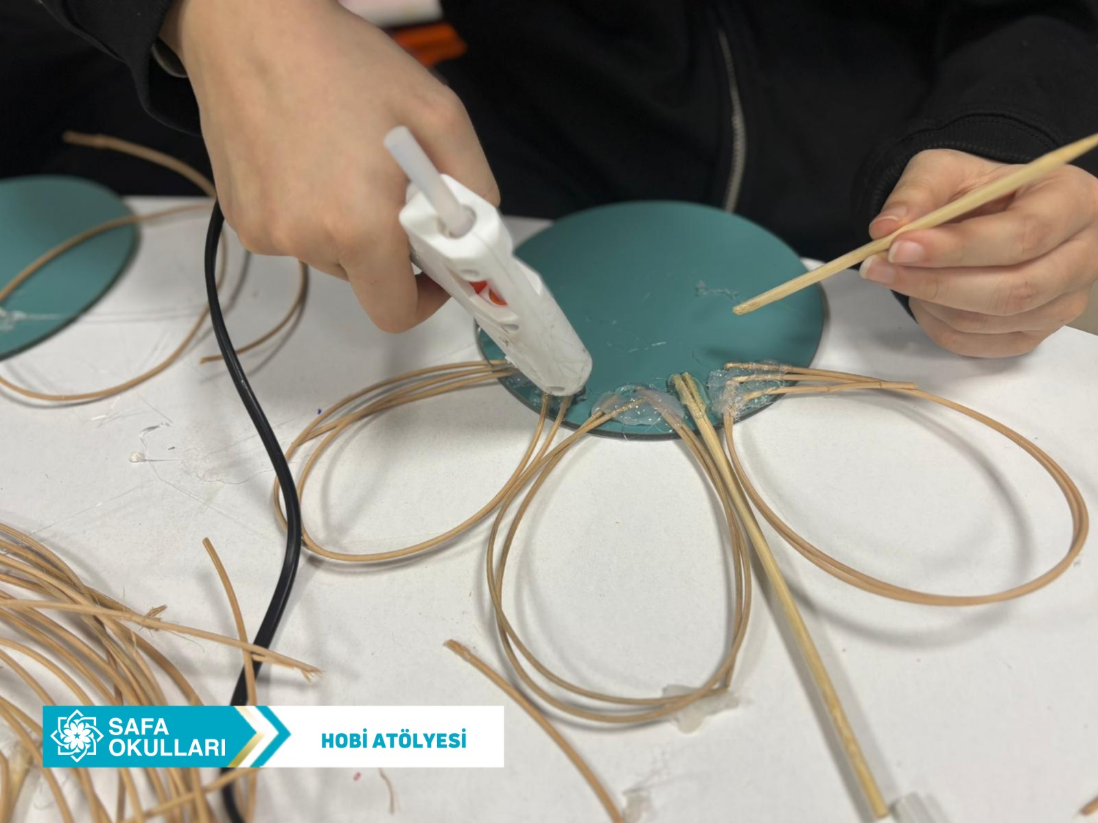 HOBİ ATÖLYESİNDE ÜRETMENİN KEYFİ